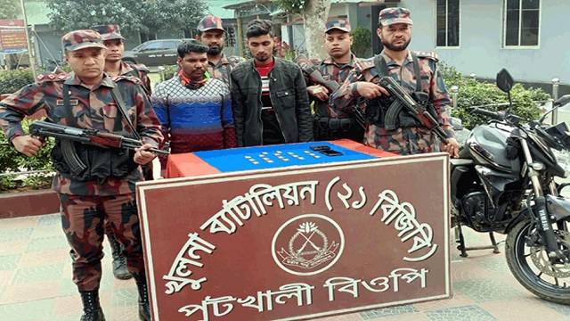 বেনাপোল সীমান্ত থেকে প্রায় দুই কেজি স্বর্ণসহ আটক ২