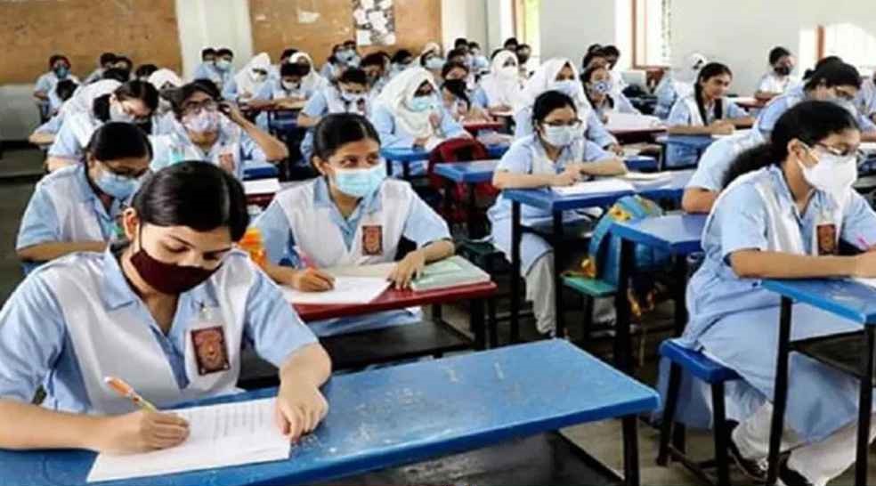 কঠোর স্বাস্থ্যবিধি মেনে শুরু এইচএসসি পরীক্ষা 