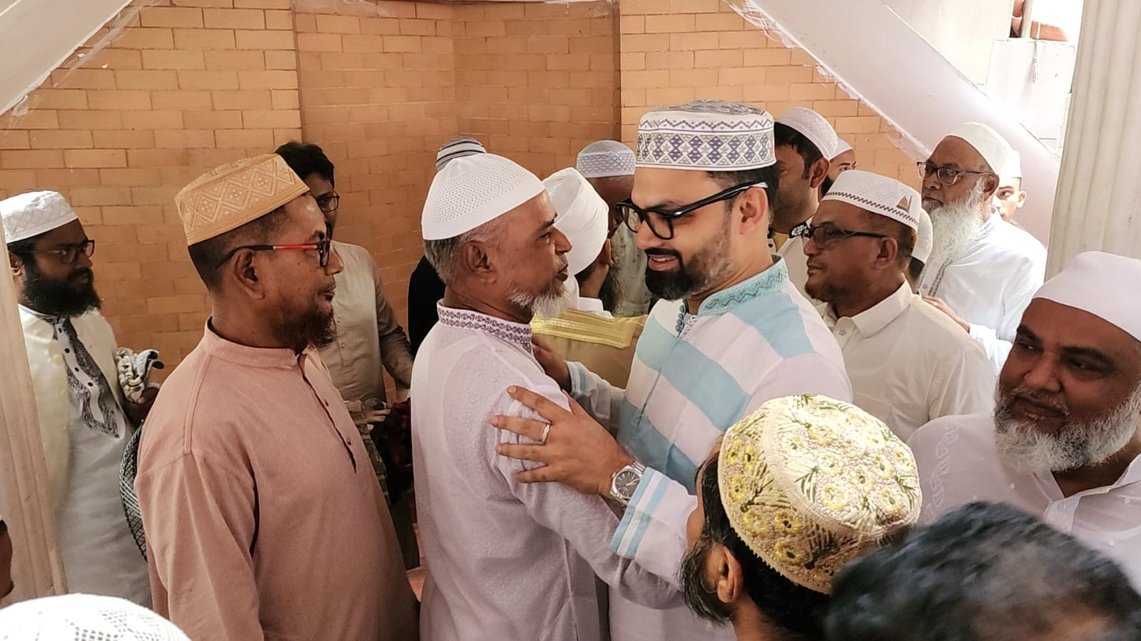 পল্লবীতে ঈদের নামাজ আদায় ও শুভেচ্ছা বিনিময় আমিনুল হকের