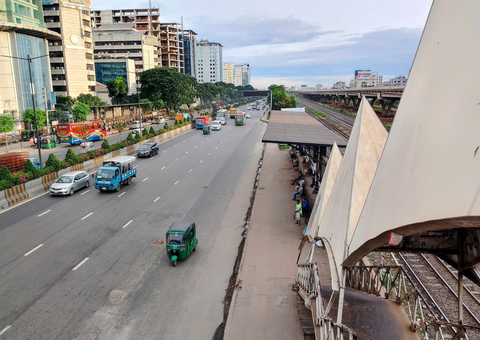 খিলক্ষেতে ফুটপাত ও ফুটওভার ব্রিজ দখলমুক্ত: স্বস্তিতে পথচারীরা