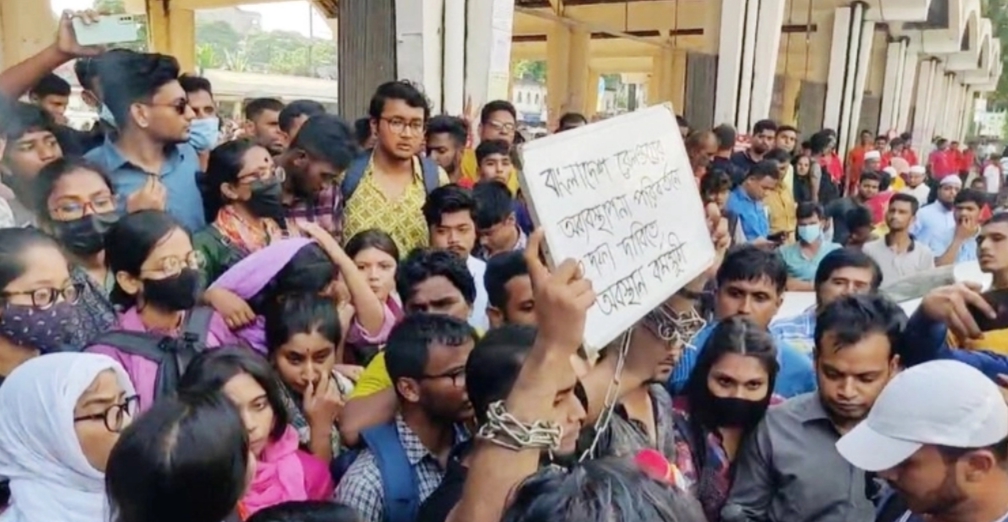 কমলাপুরে রনির পাশে ঢাবি শিক্ষার্থীরাও, স্লোগানে স্লোগানে প্রতিবাদ