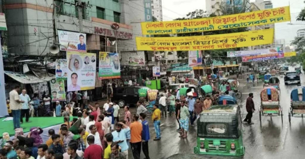 বৃষ্টি উপেক্ষা করে সমাবেশে যোগ দিচ্ছেন বিএনপির নেতাকর্মীরা