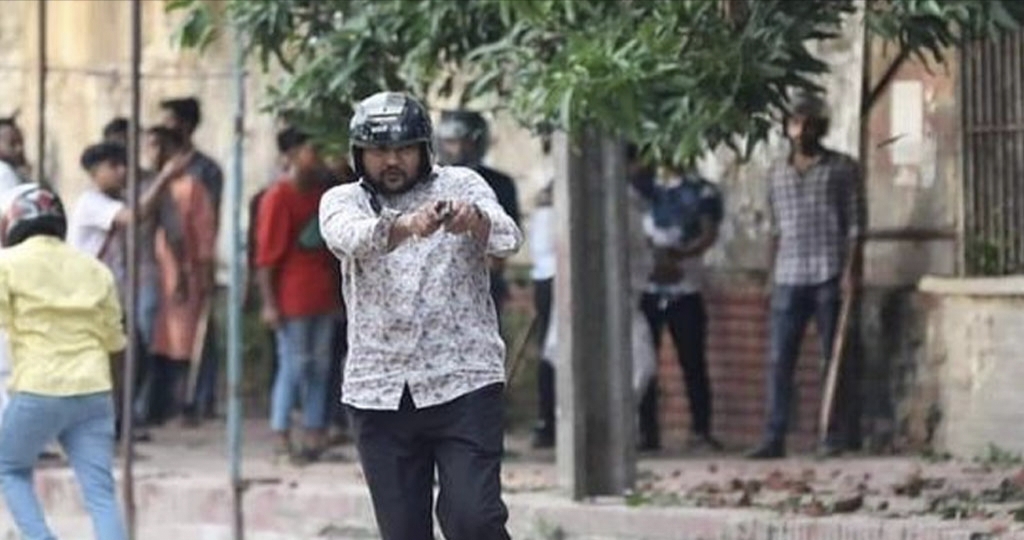 শিক্ষার্থীদের দিকে আগ্নেয়াস্ত্র তাক করা ব্যক্তির পরিচয় মিলেছে