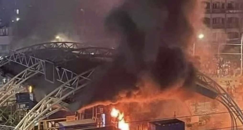 মেয়র হানিফ ফ্লাইওভারের টোল প্লাজায় আগুন, যানচলাচল বন্ধ