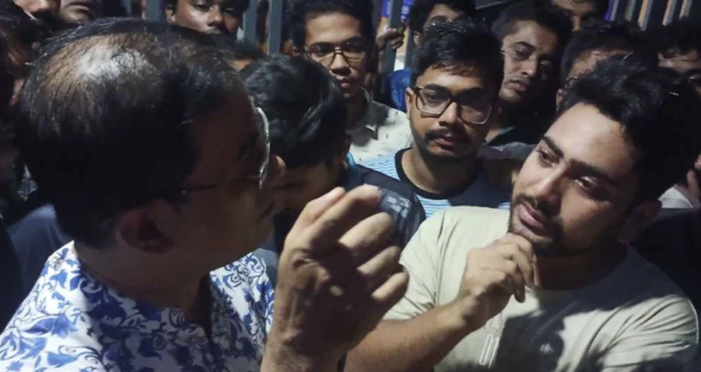 জাতির ক্রান্তিলগ্নে নিজ নিজ অবস্থান থেকে নেমে পড়ুন: নাহিদ