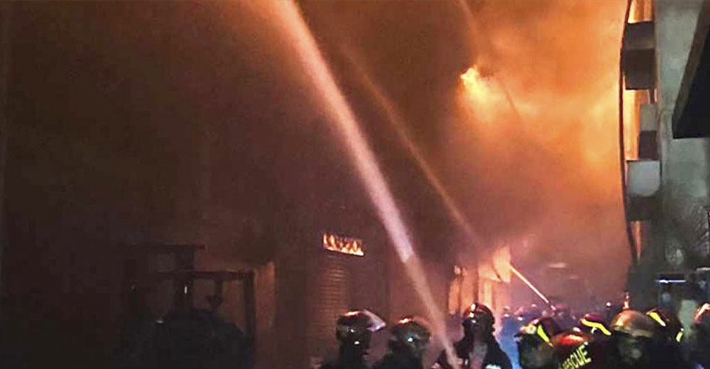 নারায়ণগঞ্জে গাজী টায়ার কারখানার আগুন ১২ ঘণ্টায়ও নেভেনি