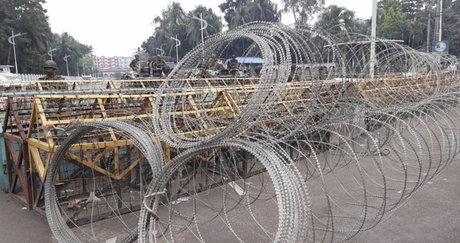 বঙ্গভবনের সামনে কাঁটাতারের বেড়া, ২ প্লাটুন বিজিবি মোতায়েন