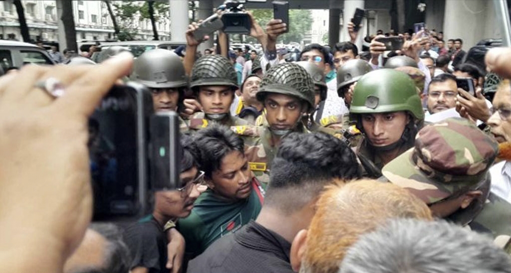 সচিবালয়ে সেনা-পুলিশের ধাওয়ায় ছত্রভঙ্গ শিক্ষার্থীরা