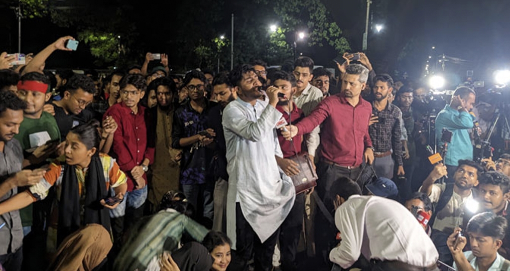 ছাত্রলীগকে নিষিদ্ধ করায় ঢাবিতে আনন্দ মিছিল