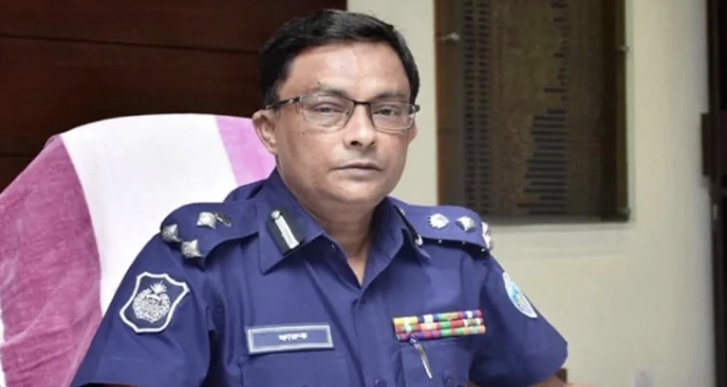 দেশত্যাগের সময় বিমানবন্দরে আটক ডিএমপির সাবেক কমিশনার
