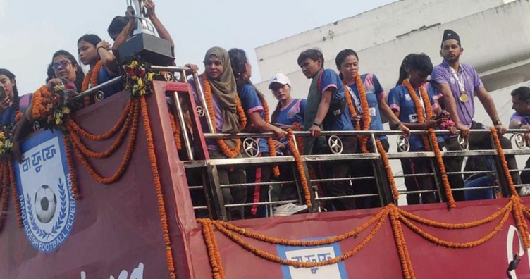 ছাদখোলা বাসে সাফ চ্যাম্পিয়নদের যাত্রা শুরু