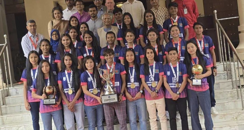 প্রধান উপদেষ্টার সংবর্ধনা পেলেন নারী ফুটবলাররা