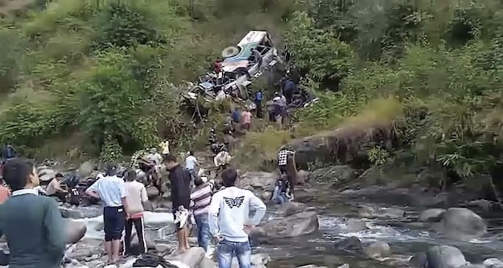 ভারতে যাত্রীবাহী বাস নিয়ন্ত্রণ হারিয়ে খাদে, নিহত ২৮