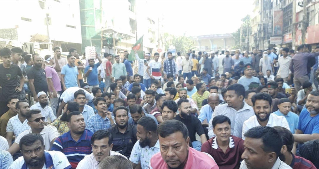 আ.লীগ কার্যালয়ের সামনে বিএনপি নেতাকর্মীদের অবস্থান