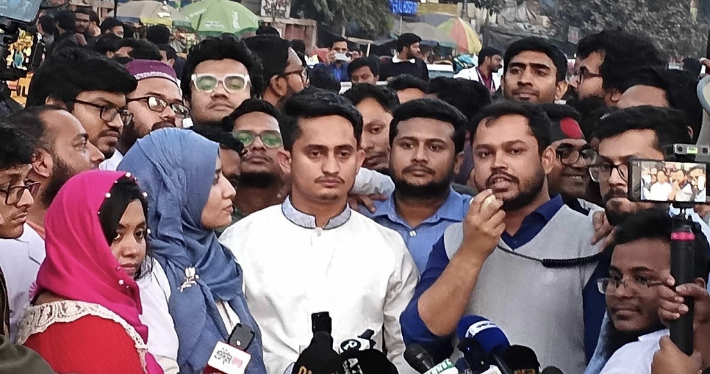 আল্টিমেটাম দিয়ে শাহবাগের সড়ক ছাড়লেন চিকিৎসকরা