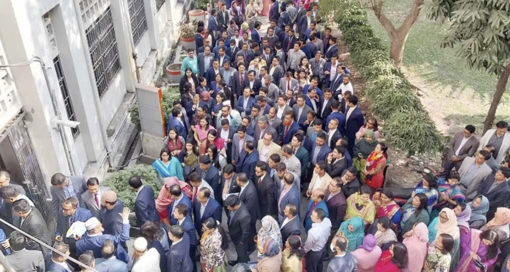 আন্দোলনে নামলেন ২৫ ক্যাডারের কর্মকর্তারা