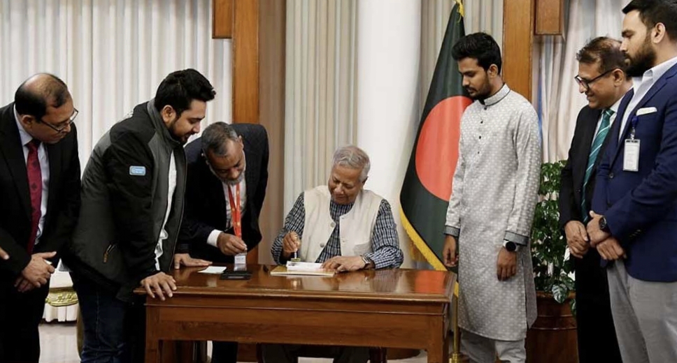 তারুণ্যের উৎসবের উদ্বোধনী খামে প্রধান উপদেষ্টার স্বাক্ষর