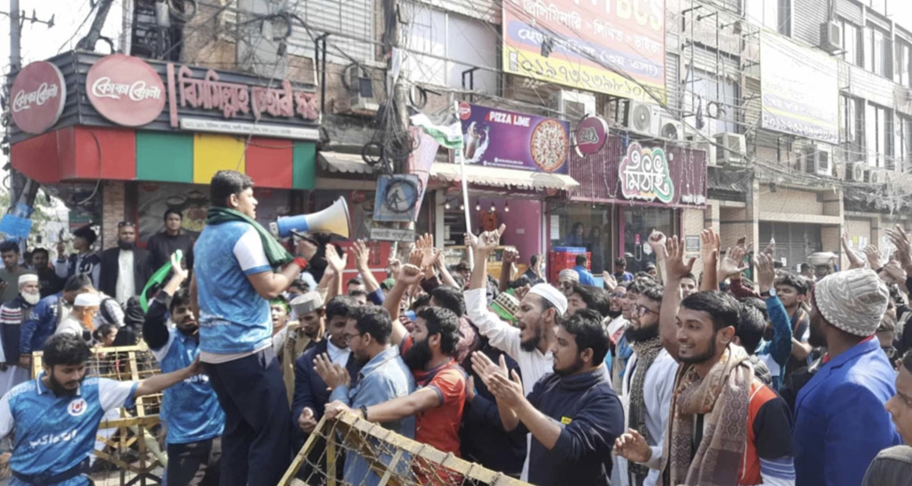 বকশীবাজার সড়ক ছাড়লেন ঢাকা আলিয়ার শিক্ষার্থীরা