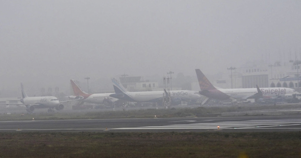 ঘন কুয়াশার কারণে ফ্লাইট বাতিল, কলকাতা বিমানবন্দরে বিক্ষোভ