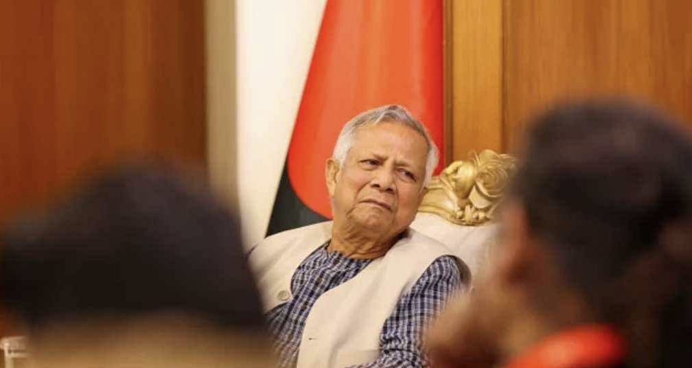 আইনশৃঙ্খলা বাহিনীকে যুদ্ধ-পরিস্থিতির মতো সতর্ক থাকতে বললেন প্রধান উপদেষ্টা