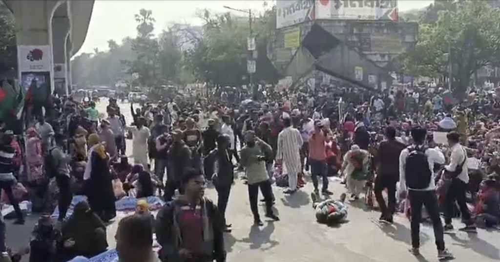 নিয়োগ বাতিল হওয়া শিক্ষকদের শাহবাগ অবরোধ, বন্ধ যান চলাচল