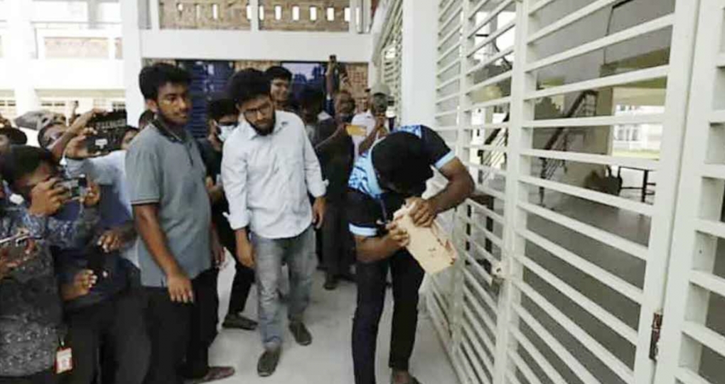 কুয়েটের ৫ হলের তালা ভাঙলেন শিক্ষার্থীরা, ভিসির পদত্যাগের একদফা