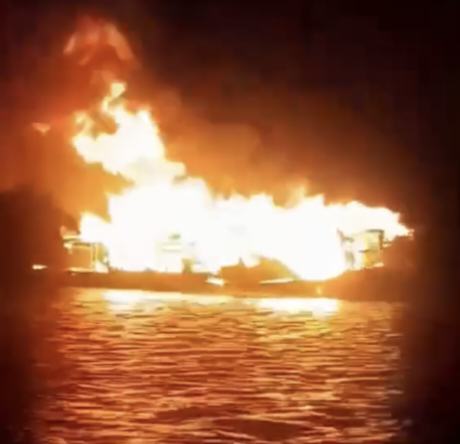 টাঙ্গুয়ার হাওরে পর্যটকবাহী নৌকায় ভয়াবহ আগুন