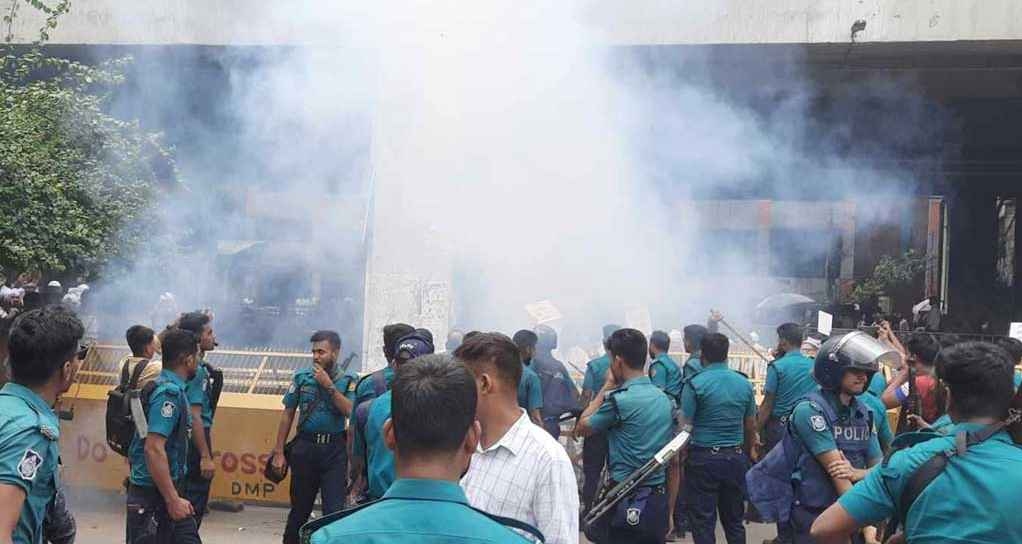 উত্তপ্ত প্রেস ক্লাব, পরিস্থিতি নিয়ন্ত্রণে পুলিশের সাউন্ড গ্রেনেড নিক্ষেপ