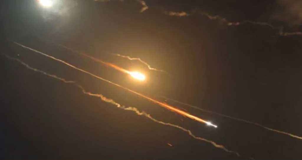 ক্ষেপণাস্ত্র ও শতাধিক ড্রোন দিয়ে ইসরায়েলে হামলা চলছে