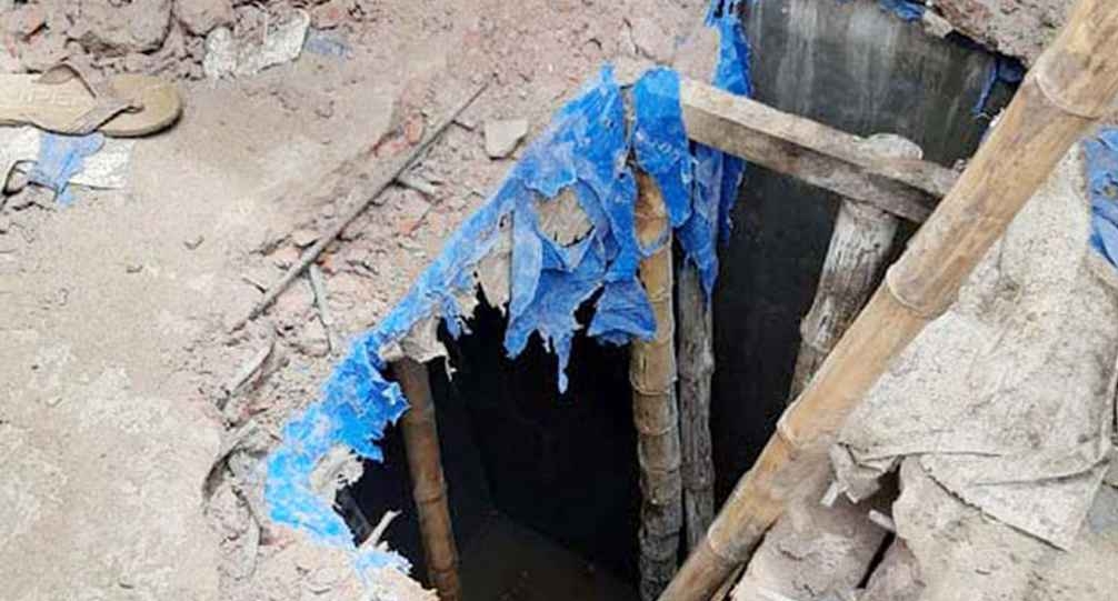 মোবাইল তুলতে গিয়ে সেপটিক ট্যাংকের ভেতর ৪ যুবকের মৃত্যু