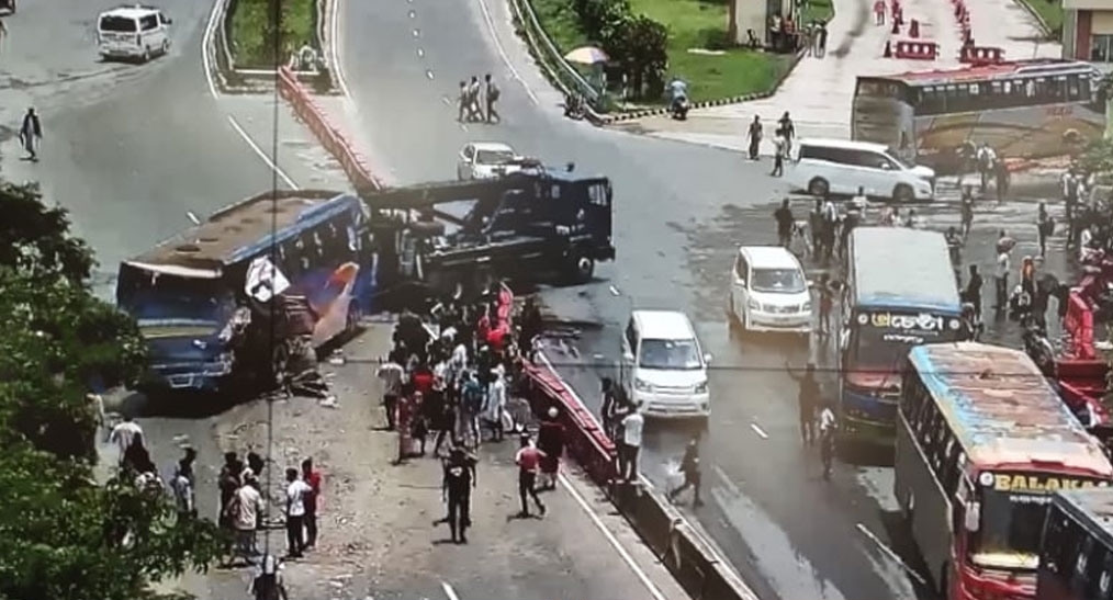 পদ্মা সেতুর মাওয়া প্রান্তে ৬ যানবাহনের সংঘর্ষ, সিসিটিভিতে লোমহর্ষক দৃশ্য