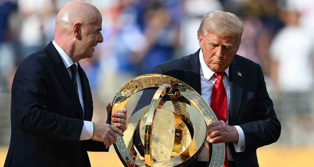 বিশ্বকাপ ফাইনালের মঞ্চে ট্রাম্পের উপর মেডেল চুরির অভিযোগ!