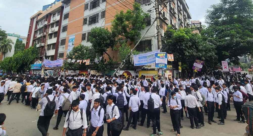 অধ্যক্ষের পদত্যাগ দাবিতে ফের উত্তাল ঢাকা সিটি কলেজ