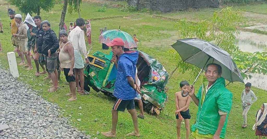 কক্সবাজারে সিএনজি অটোরিকশাকে ট্রেনের ধাক্কা, নিহত ৪