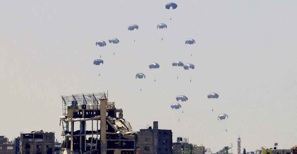 আকাশ থেকে গাজায় ত্রাণ ফেলল কানাডা