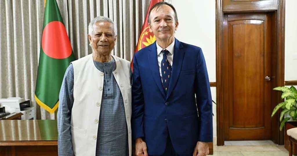 ডাচ দূতের জুলাই গণঅভ্যুত্থান নিয়ে করা গান উপহার দিলেন প্রধান উপদেষ্টাকে