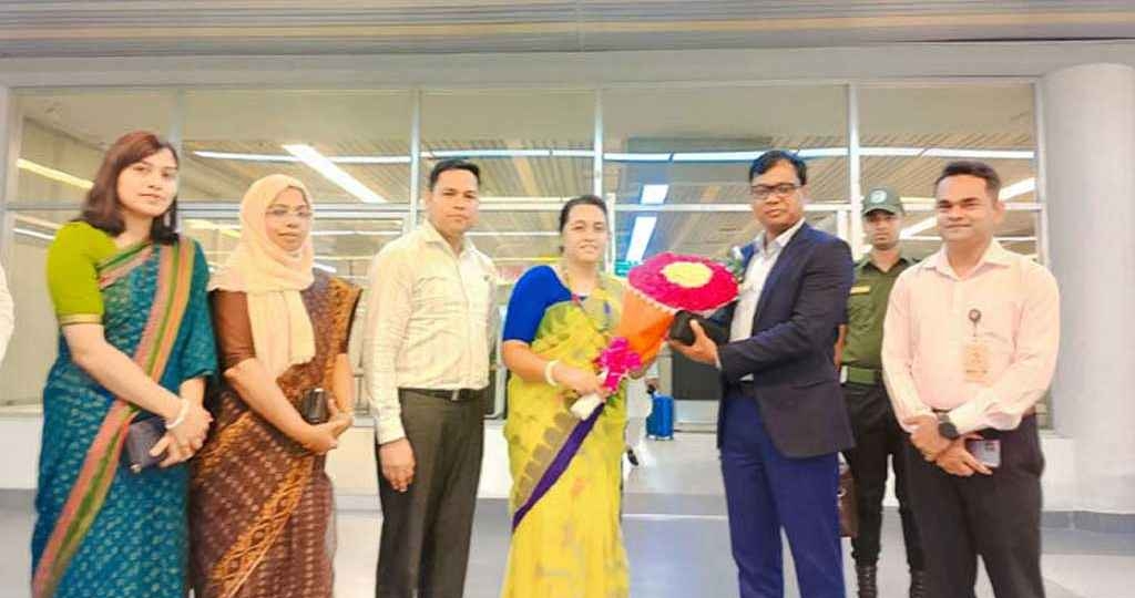 সিলেটের নতুন ডিসি সারওয়ার আলমকে বিমানবন্দরে অভ্যর্থনা