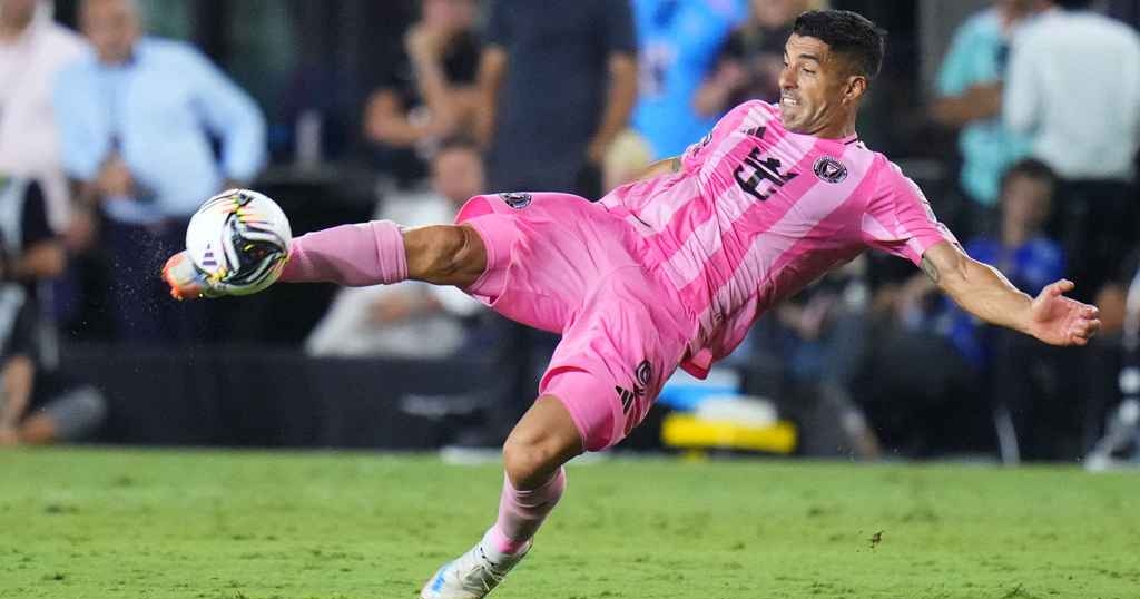 মেসির অনুপস্থিতিতে মায়ামিকে সেমিতে তুললেন সুয়ারেজ