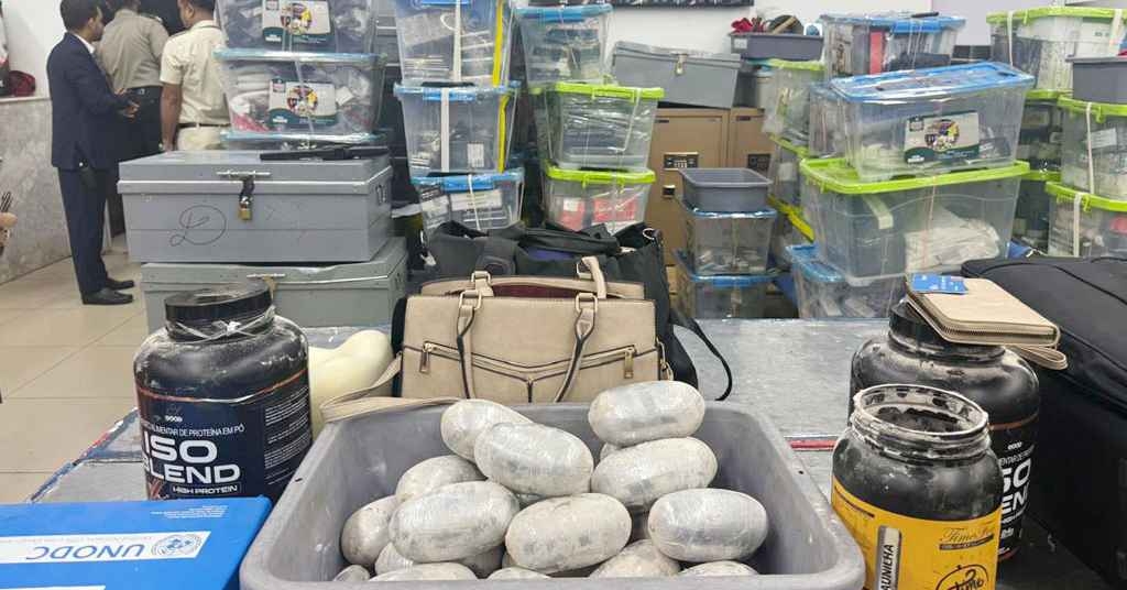 শাহজালালে ১৩০ কোটি টাকার মাদকসহ নারী যাত্রী আটক