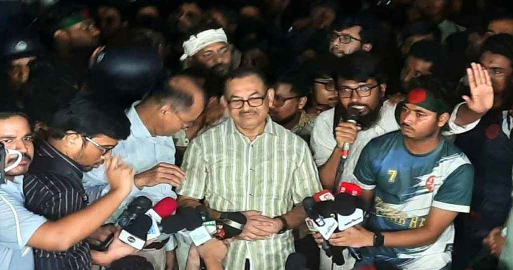 শিক্ষার্থীদের কাছে ডিএমপি কমিশনারের দুঃখপ্রকাশ