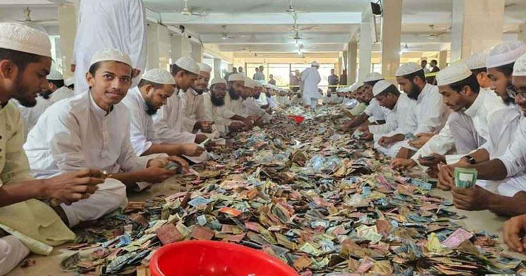 পাগলা মসজিদের দানবাক্সে এবার মিলেছে ৩২ বস্তা টাকা