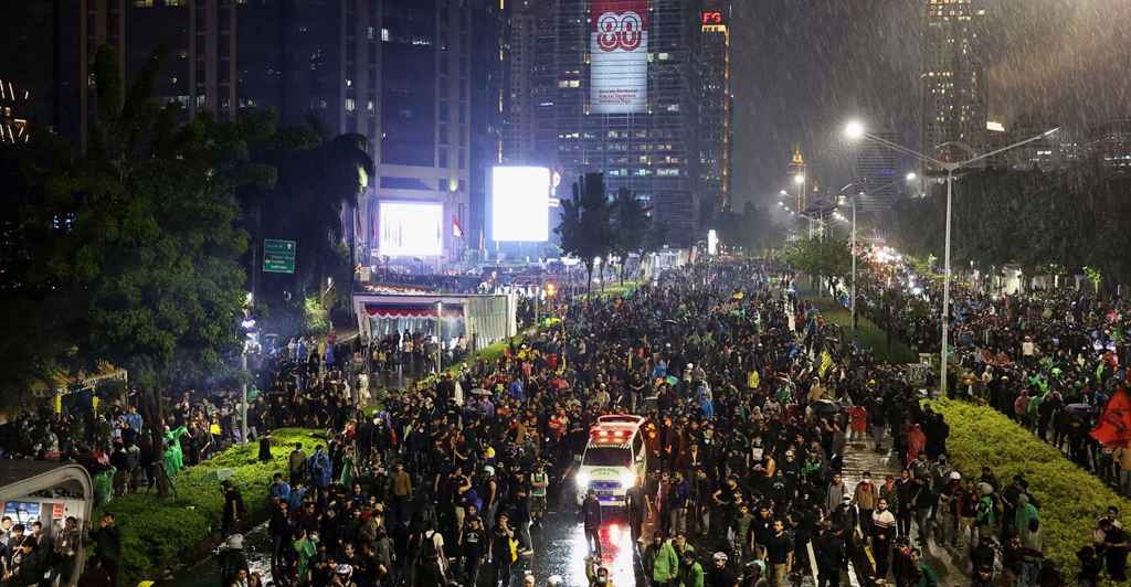 এবার ইন্দোনেশিয়ার সংসদে আগুন দিলেন বিক্ষোভকারীরা, পুড়ে নিহত ৩