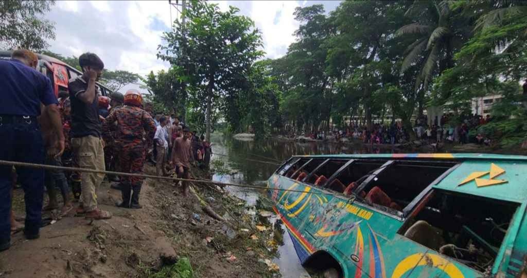 লক্ষ্মীপুরে যাত্রীবাহী বাস নিয়ন্ত্রণ হারিয়ে খালে, নিহত বেড়ে ৫