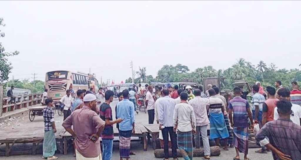 ফরিদপুরে মহাসড়ক অবরোধ, ঢাকার সঙ্গে ২১ জেলার যোগাযোগ বিচ্ছিন্ন