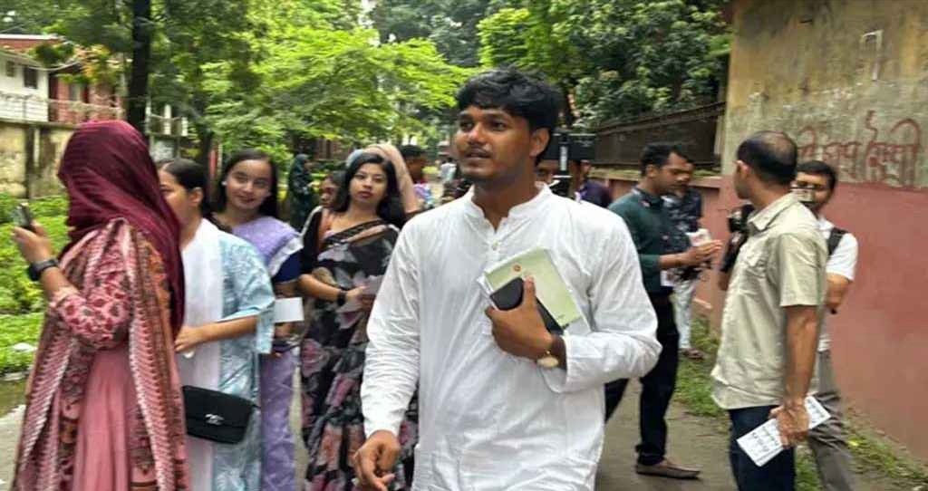 অনুমতি নিয়েই ভোটকেন্দ্রে ঢুকেছি: ভিপি প্রার্থী আবিদুল
