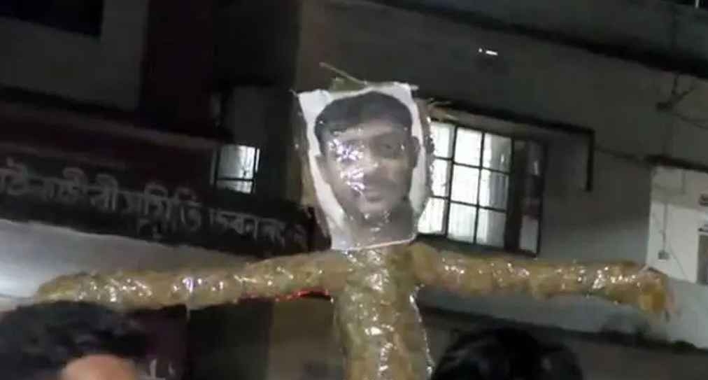 নোয়াখালীতে পোড়ানো হলো নাসীরুদ্দীন পাটওয়ারীর কুশপুতুল