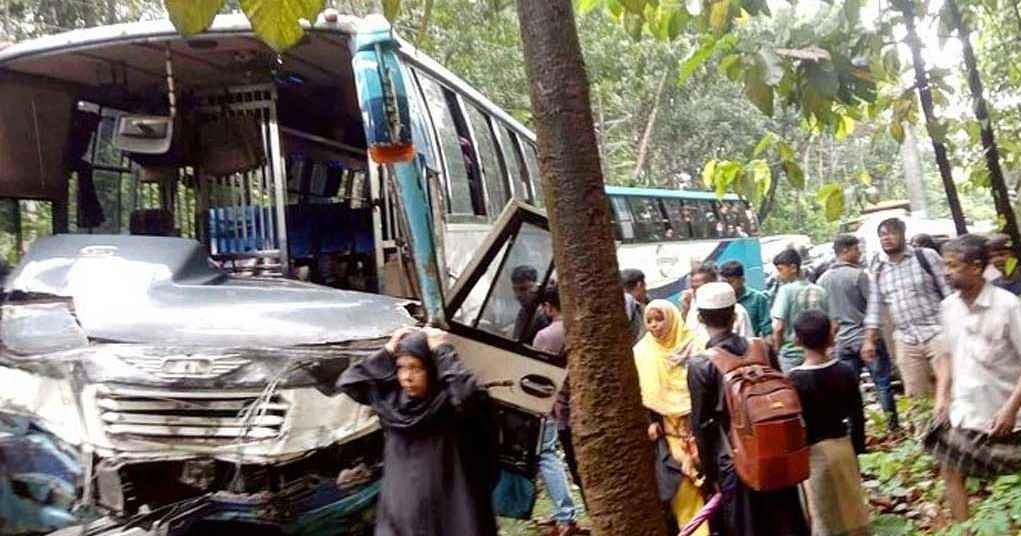 কক্সবাজারে বাস-মাইক্রোবাস সংঘর্ষ, একই পরিবারের ৫ জন নিহত