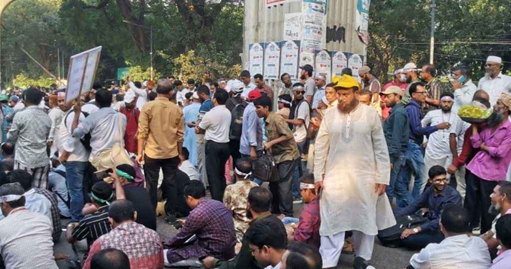 অনির্দিষ্টকালের কর্মবিরতিতে প্রাথমিক শিক্ষকরা