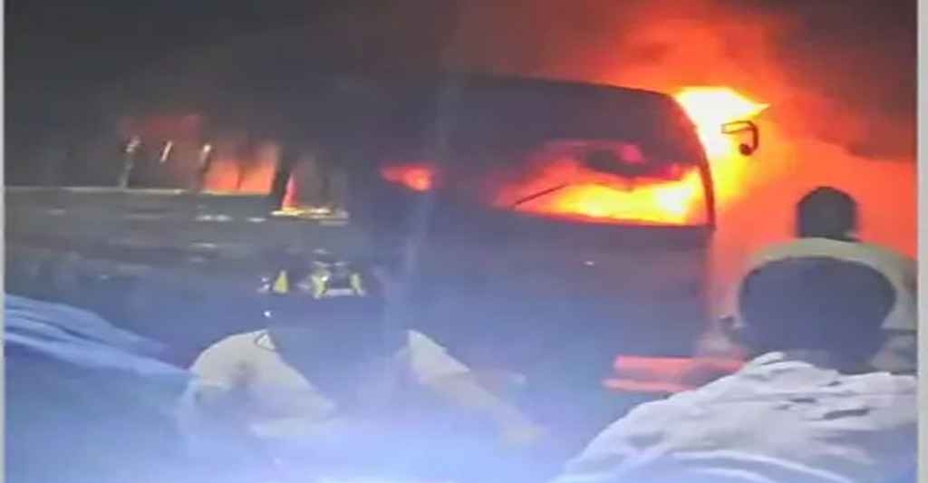 ঢাকায় আবারও বাসে আগুন 