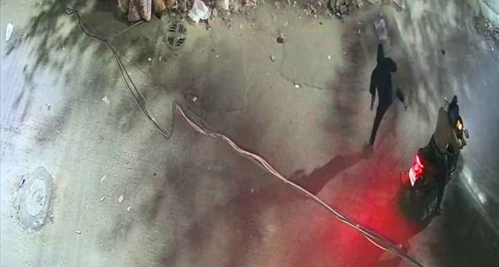 মধ্যরাতে মোহাম্মদপুর প্রিপারেটরি স্কুলে পেট্রোল বোমা নিক্ষেপ, ভিডিও ভাইরাল